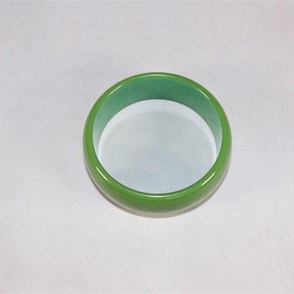 Vintage Apple Green Bakelite Bangle - Picture 4 of 4